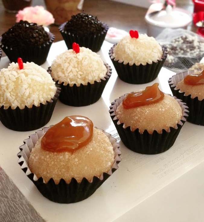 Brigadeiros de churros, beijinhos e chocolate amargo.