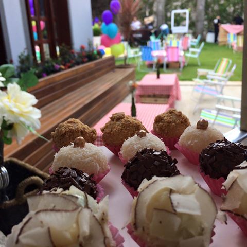 Brigadeiros e beijinhos.